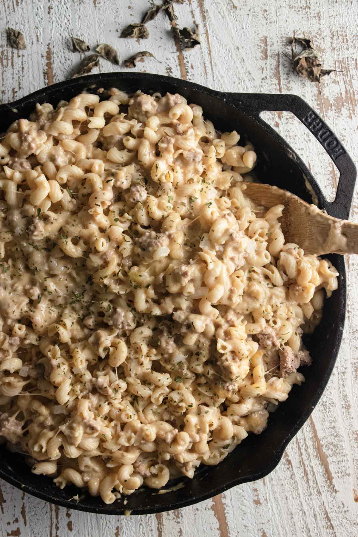 close up of the creamiest ground turkey mac and cheese in a Lodge cast-iron skillet