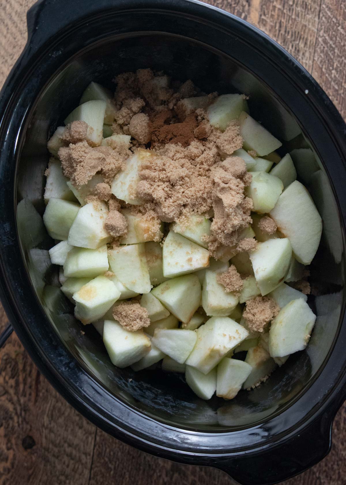 cinnamon and sugar on top of apples for homemade crockpot applesauce